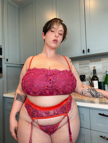 QTsnack model hot pics