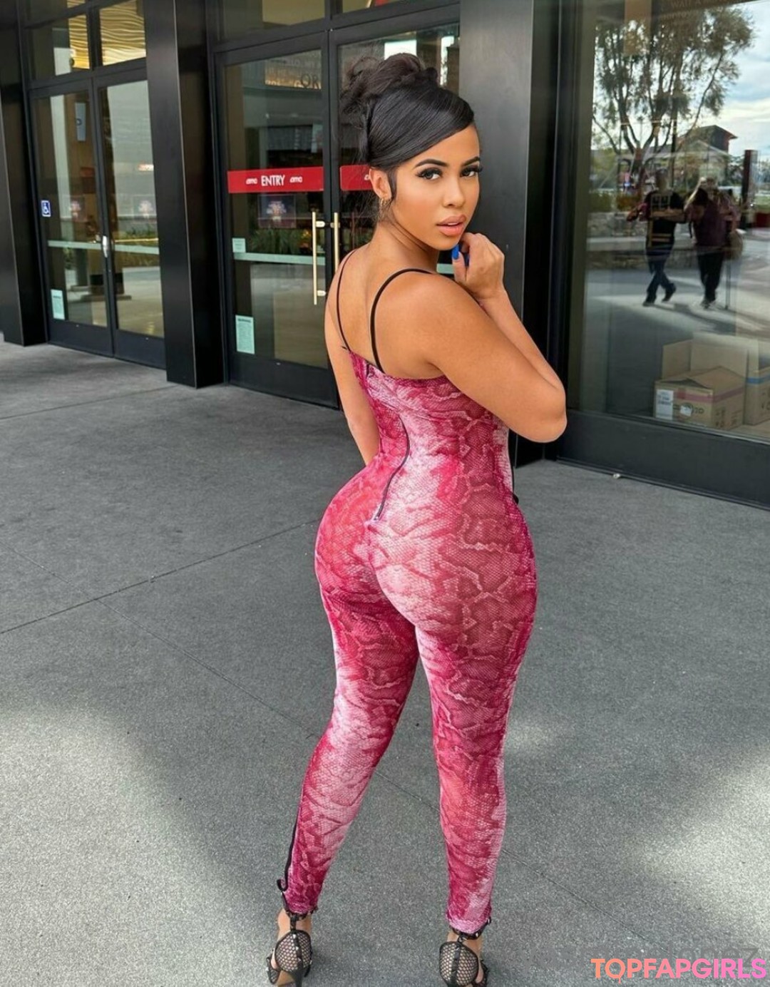 Yasmine Lopez star sexy img