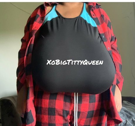 XoBigTittyQueen high quality model images