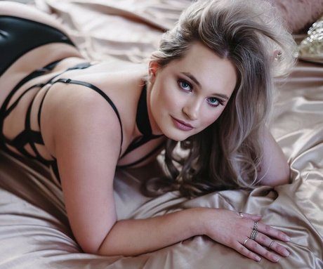 Jamie Claire Tully hot star img