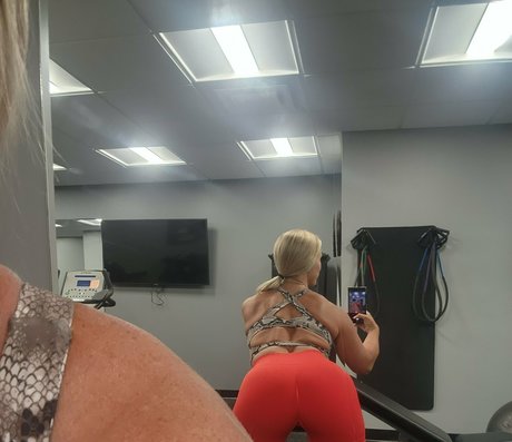 BethAdore model free photo