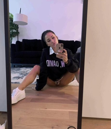 Lindsey Groll model exclusive image