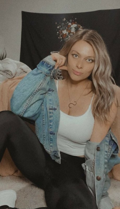 Sarah Civilian star art photos