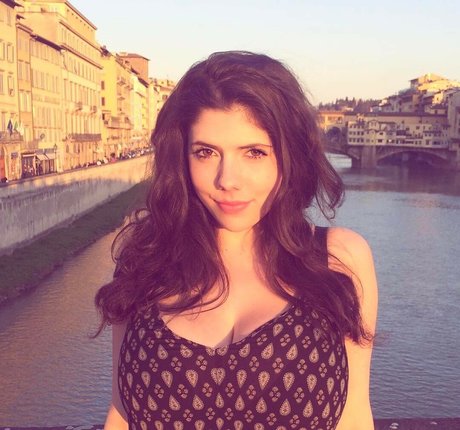 Emily H Barry hd actress photos