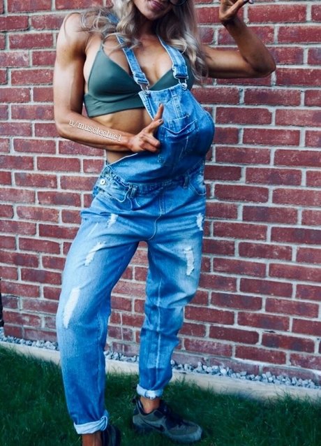 musclechic model pretty photos