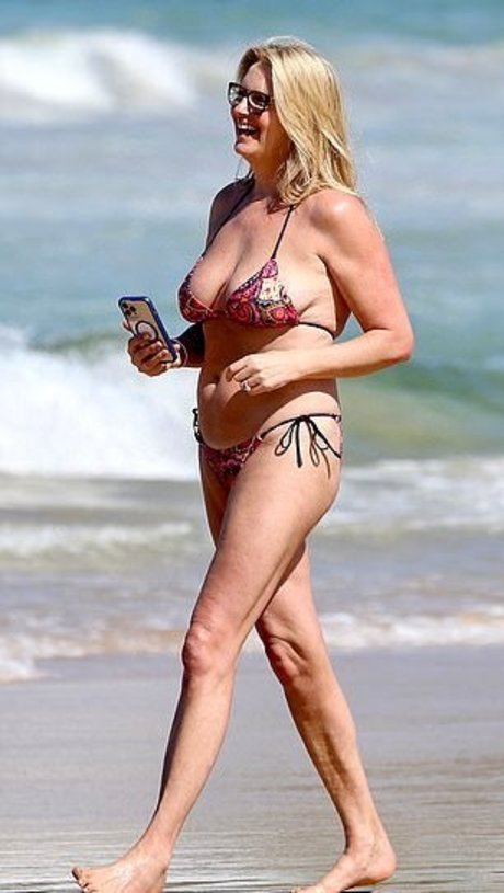 Penny Lancaster nice model pics