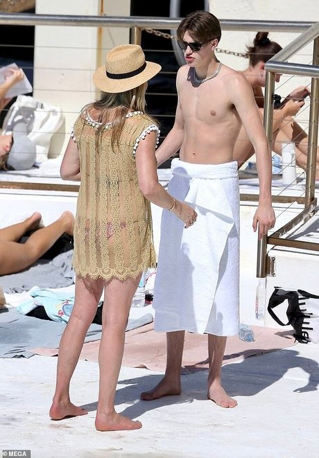 Penny Lancaster nudes model pic