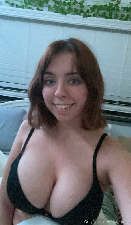 Mia applez model hot photos