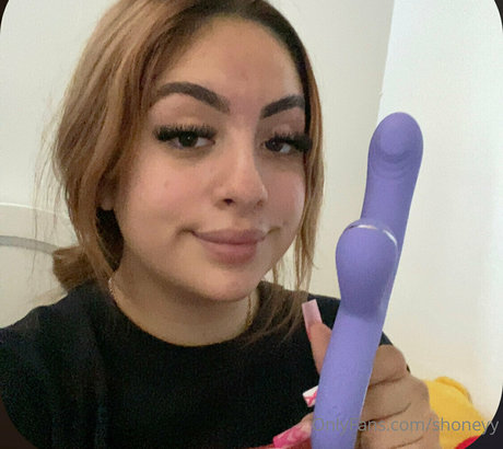 Shoneyy nude pornstar photos