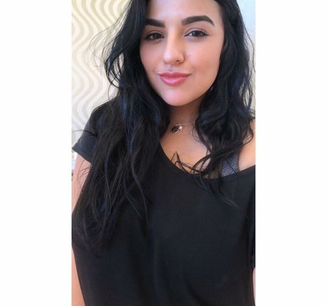 Charlotte Godoy star sexy img