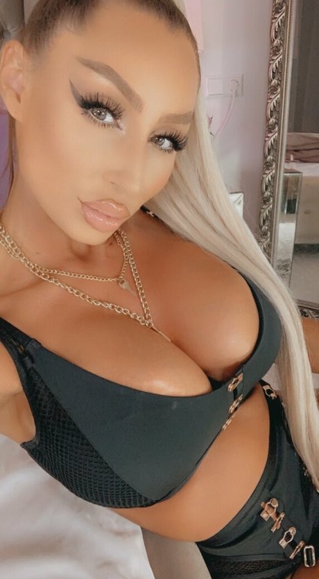 Sexyvenera pretty model image