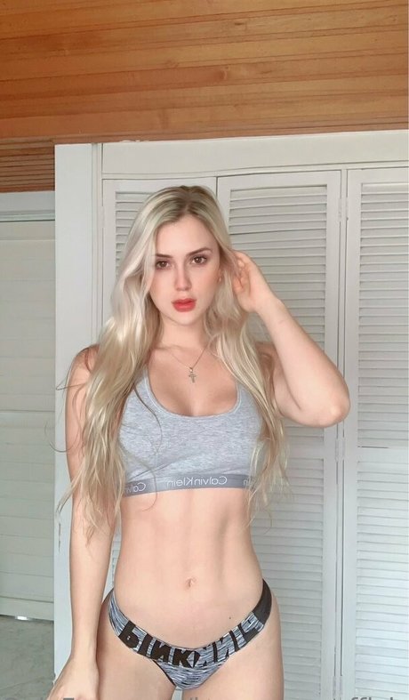 laurasagraofficial model perfect archive