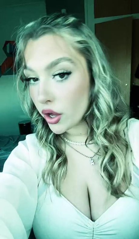 Nell H model nude pics