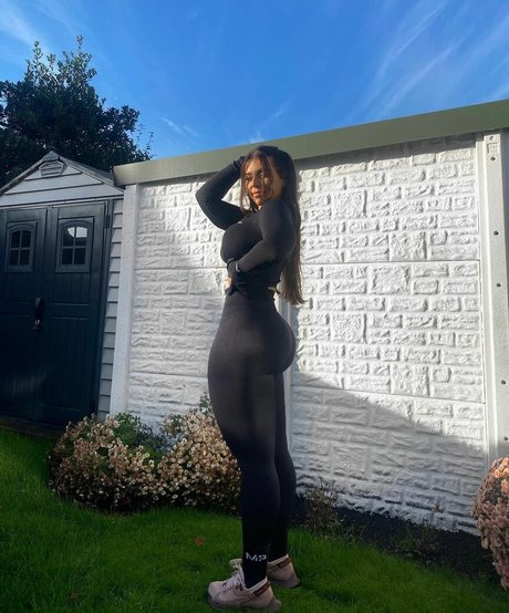 carolinehobday model top picture