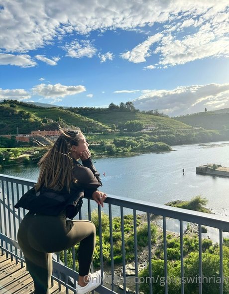 gainswithriah model hot image