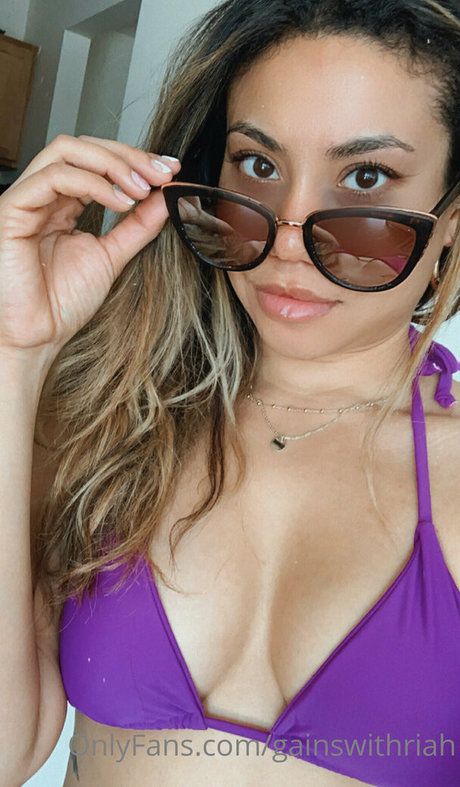 gainswithriah naked star image