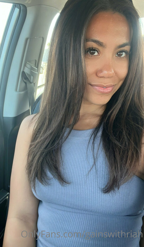 gainswithriah pornographic model img