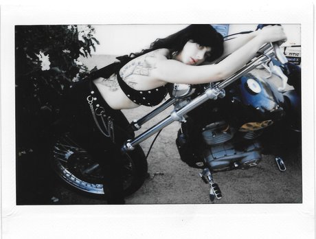 Reedsuicide pretty model picture