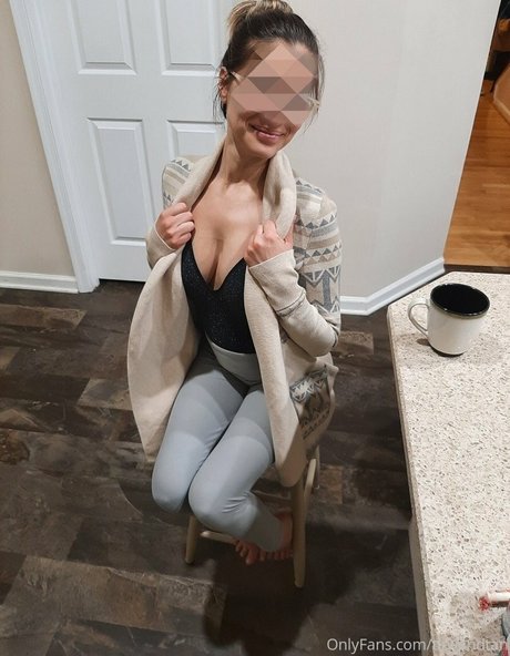 Tiny And Tan model top image