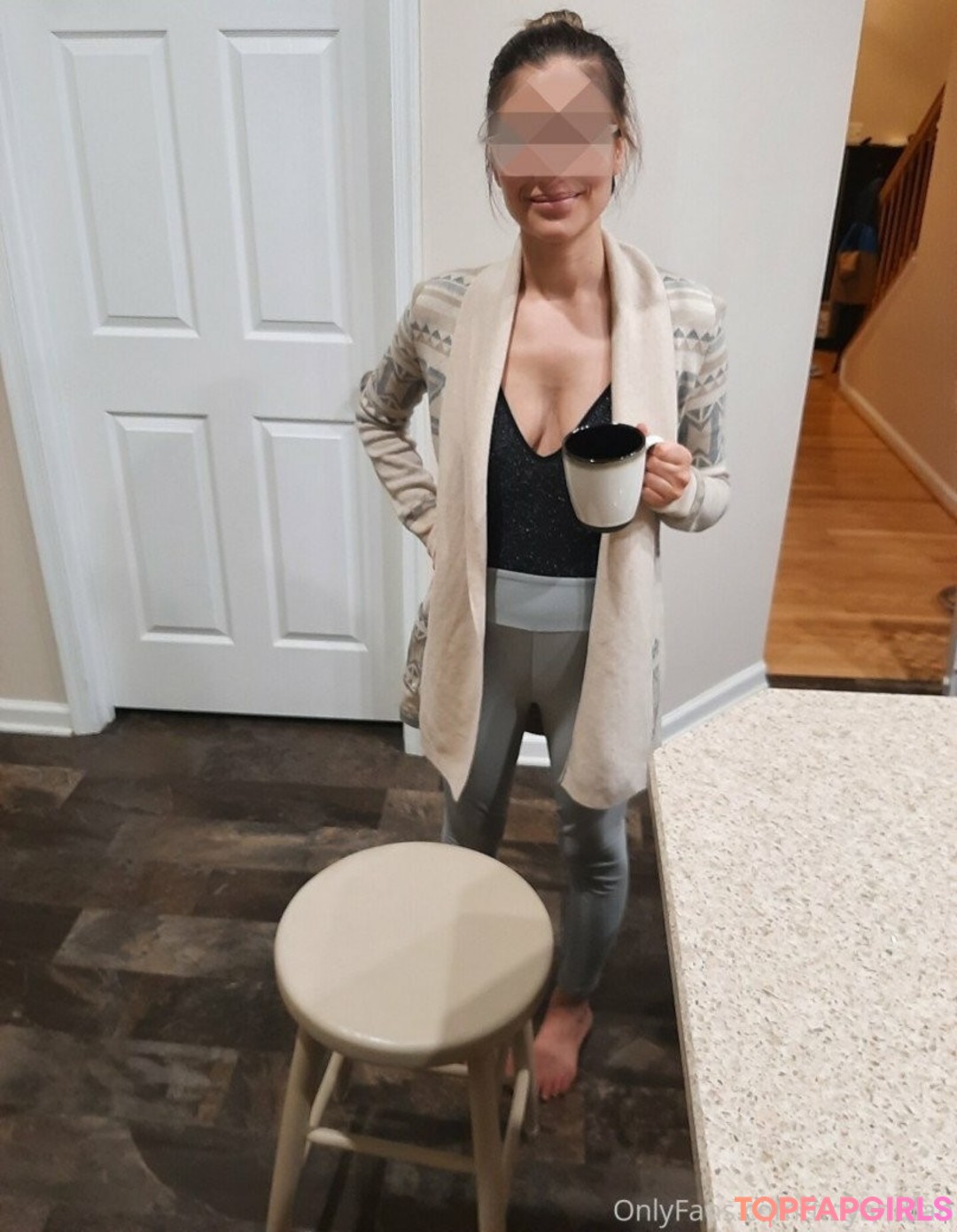 Tiny And Tan sexy actress pic