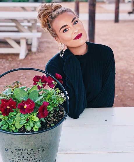 Caroline Wall perfect model picture