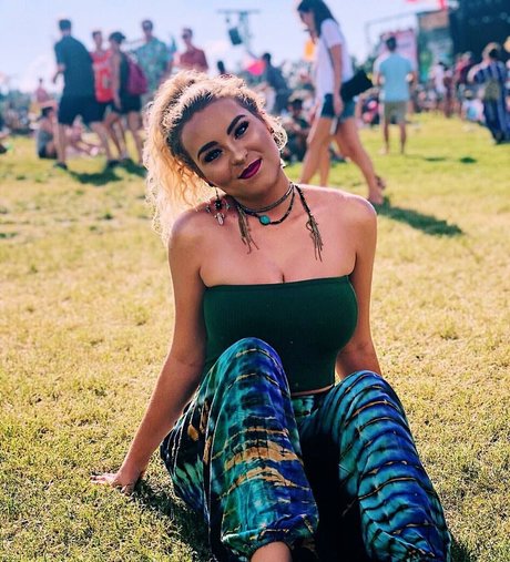 Caroline Wall pornstar free photos