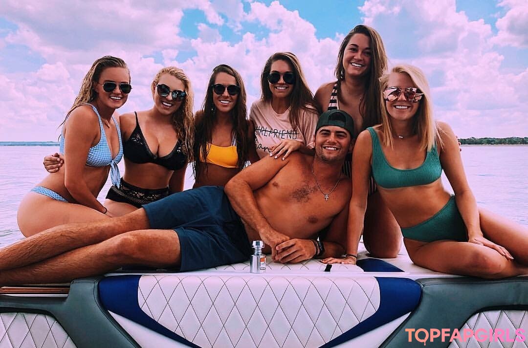 Caroline Wall star sexy pic