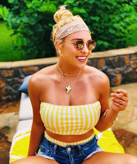 Caroline Wall beautiful model pics