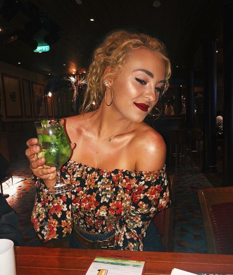 Caroline Wall nudes pornstar img