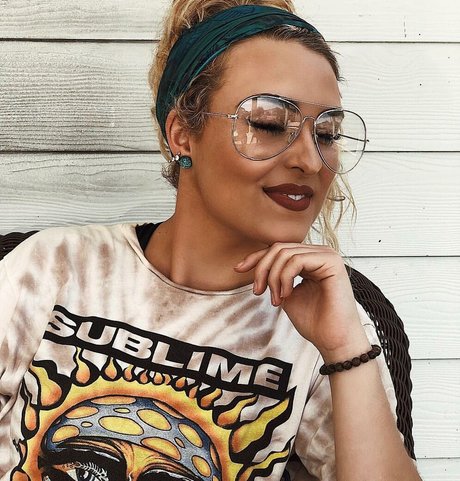 Caroline Wall star beautiful gallery