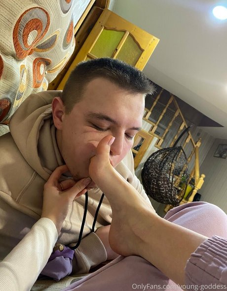 young goddess top profile image