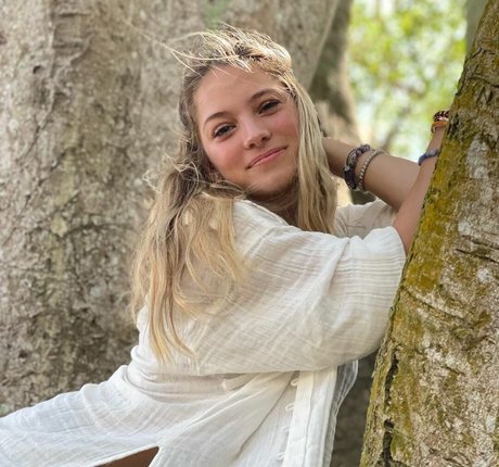 Isabella DuCharme art actress photo