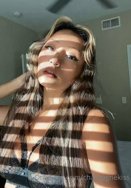 Champgnekisss star nude img