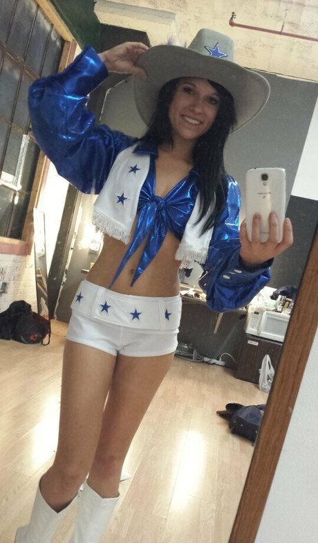 keelingz naked model image