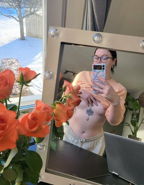 embunnyof model nude pic