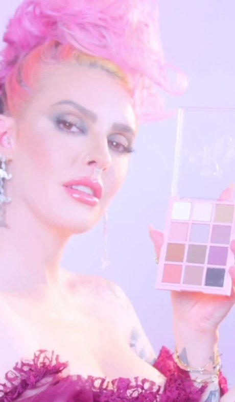 Karen Bachini beautiful model pics