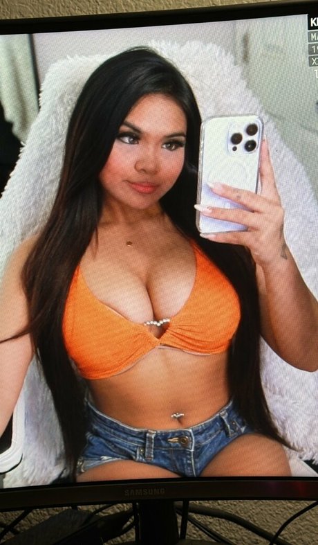 janifest model perfect photo