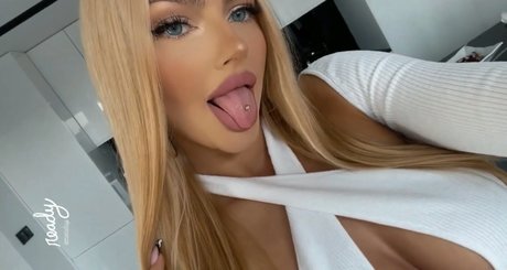 Gabriella Szklarz art model gallery