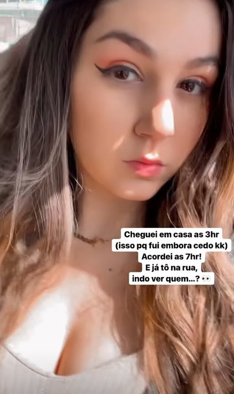 Carolzinha nude model archive