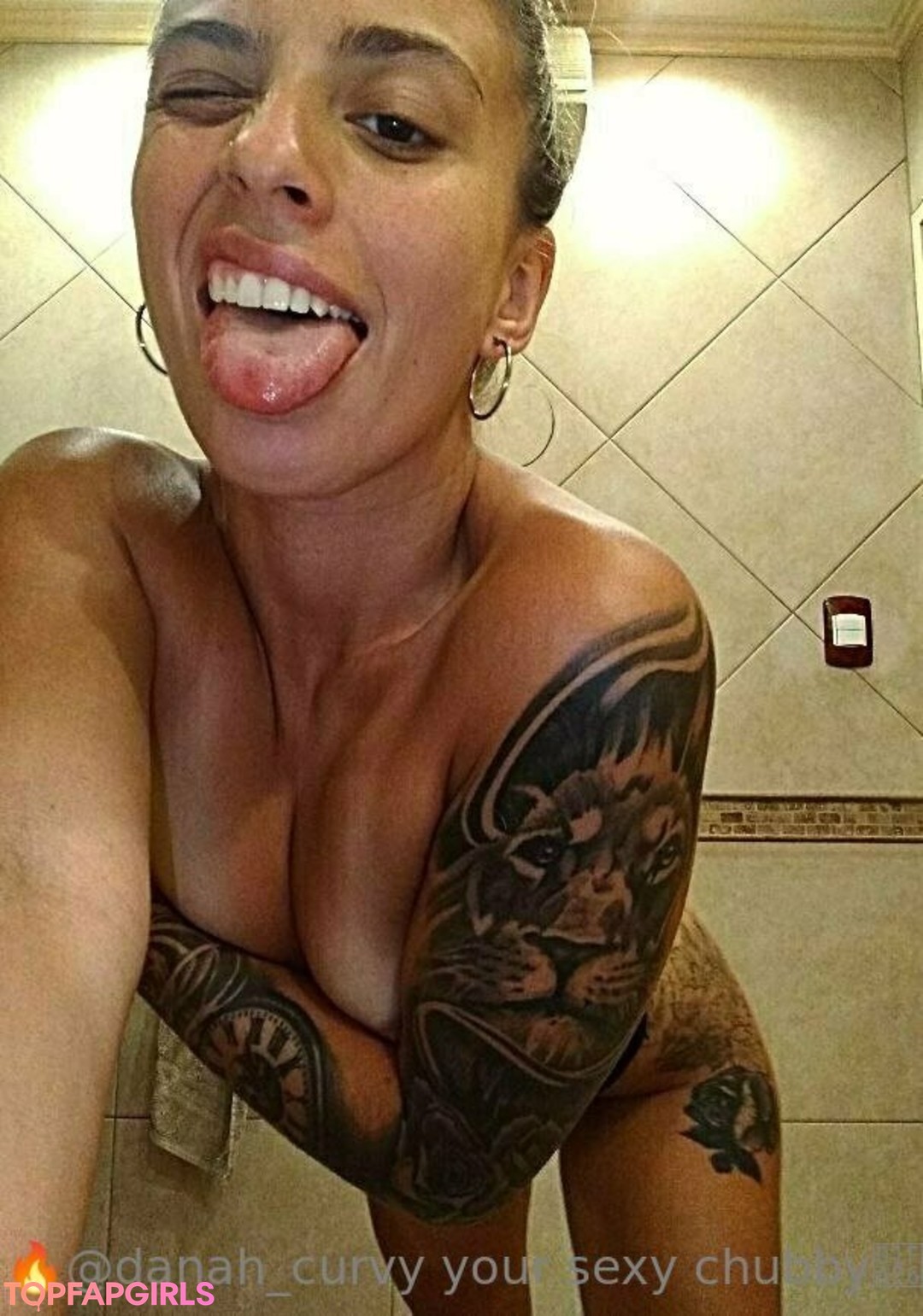 danah curvy model naked image