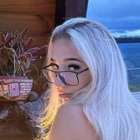 Isadora Vale Dezoitou star beautiful pic