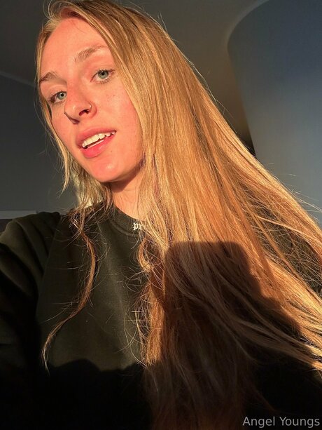 Angelyoungsxxx naked model image