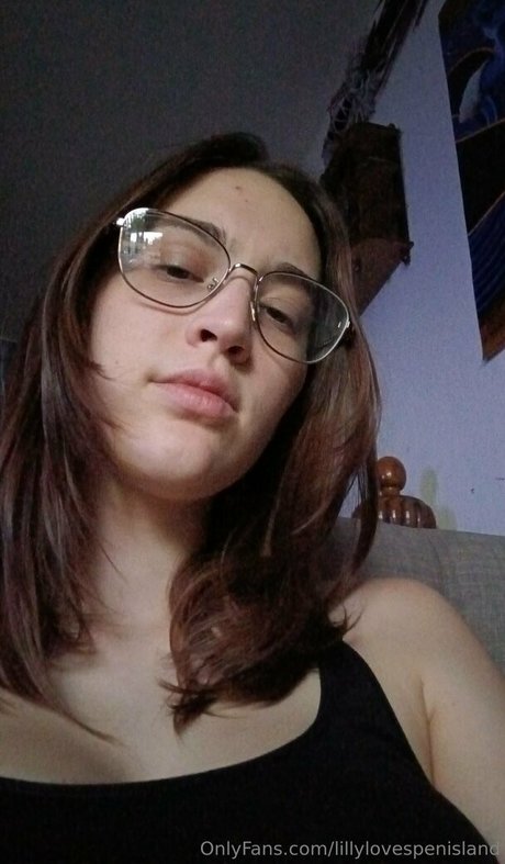 lillylovespenisland erotic model img