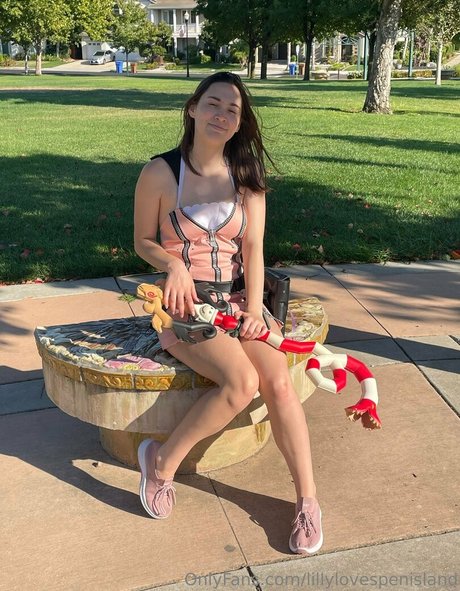 lillylovespenisland nice model img