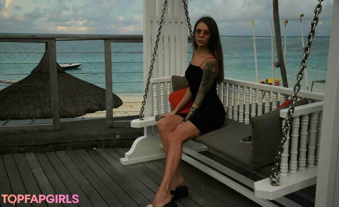 yourlustfullover erotic model img