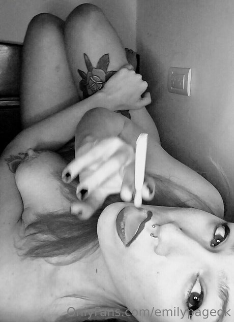 emilypageok naked model pics