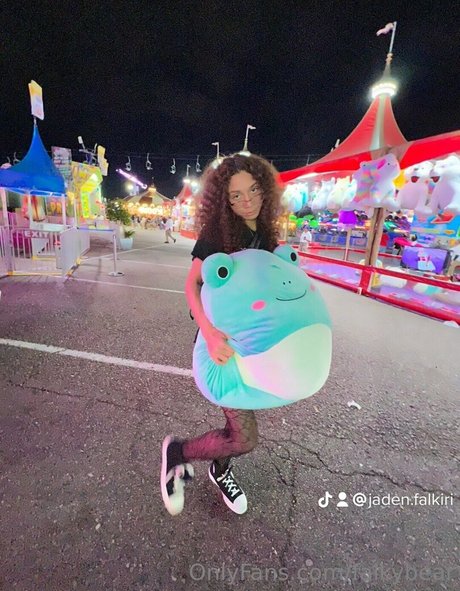 falkybear hot actress pic