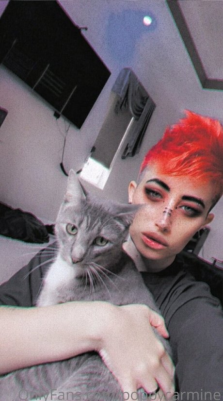 poppycarmine naked star image