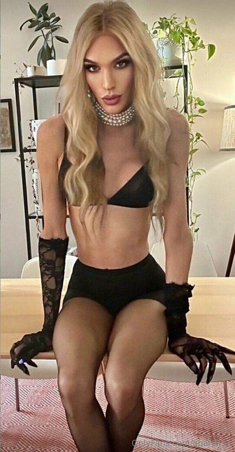 aparisi ts nude actress pics