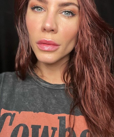 curvy lesbian onlyfans top picture